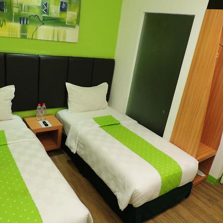 Arbor Biz Hotel Макасар Екстер'єр фото