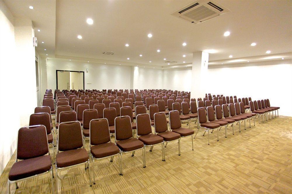 Arbor Biz Hotel Макасар Екстер'єр фото