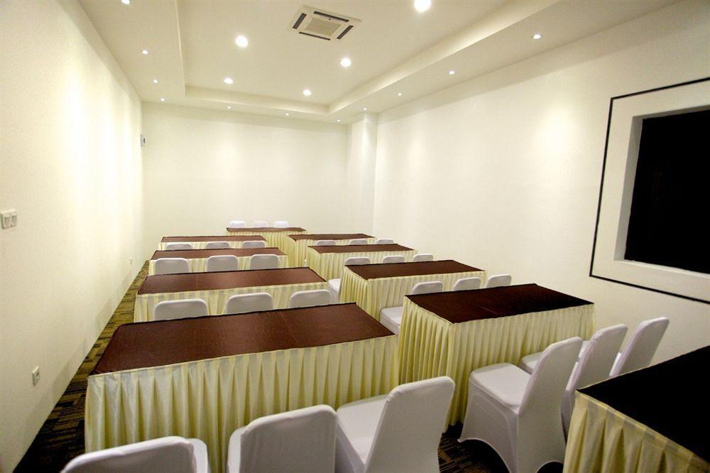 Arbor Biz Hotel Макасар Екстер'єр фото