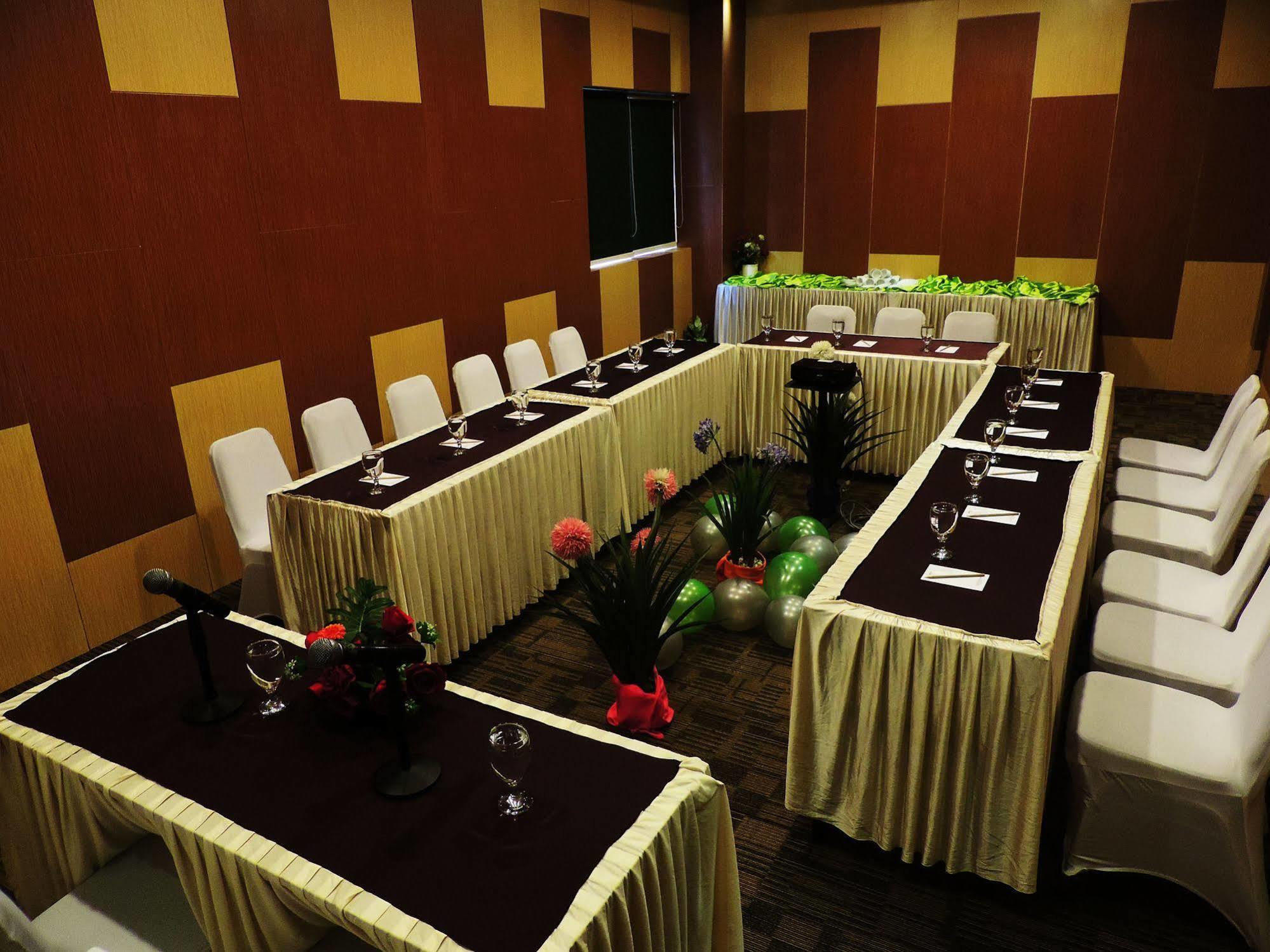 Arbor Biz Hotel Макасар Екстер'єр фото