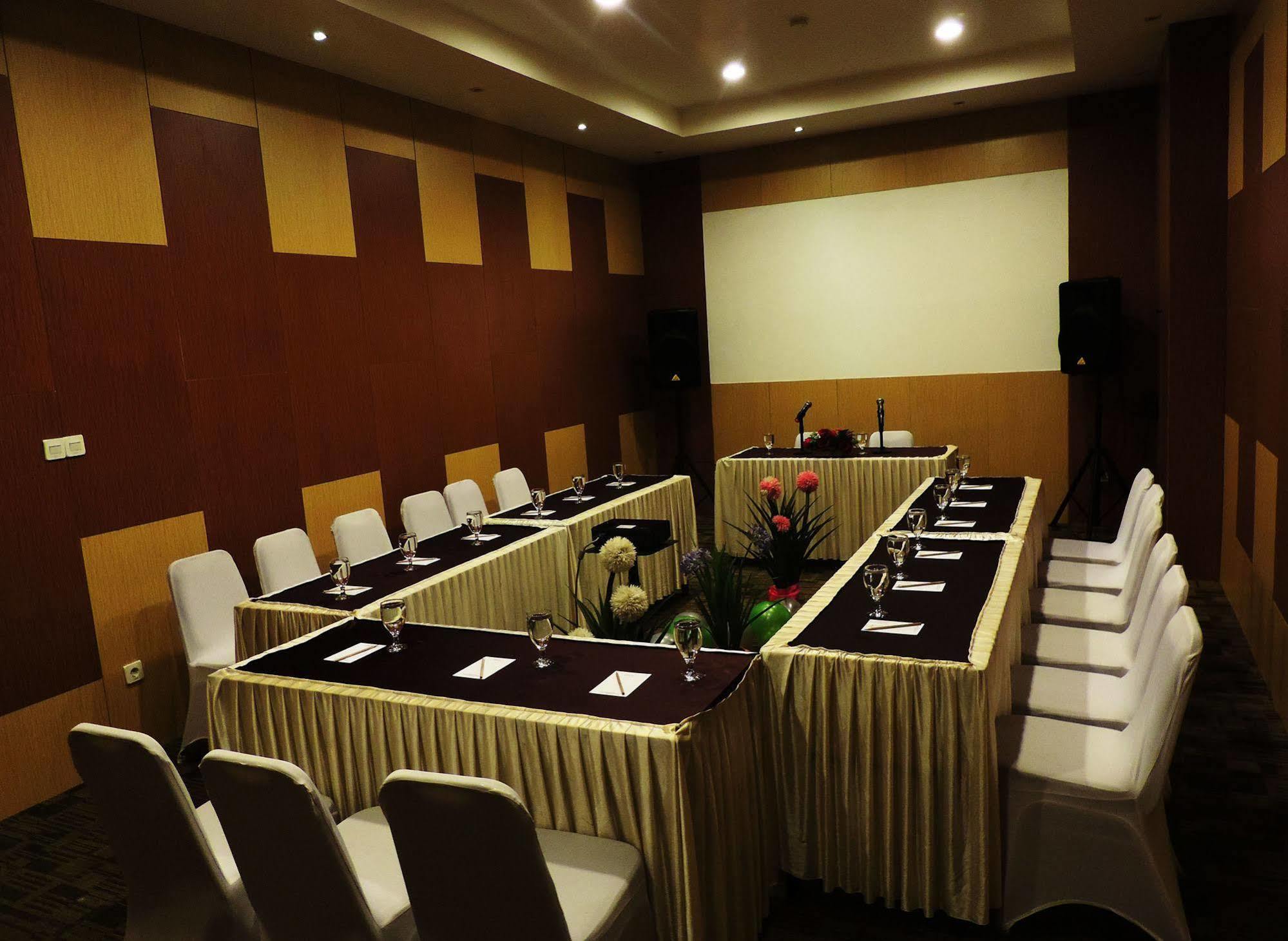 Arbor Biz Hotel Макасар Екстер'єр фото